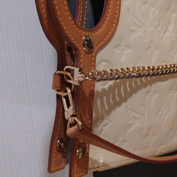 Authentic Louis Vuitton monogram Vernis Roxbury Drive cream handbag. - Picture 5 of 16